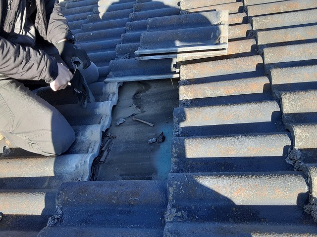 瓦をめっくて雨漏り調査